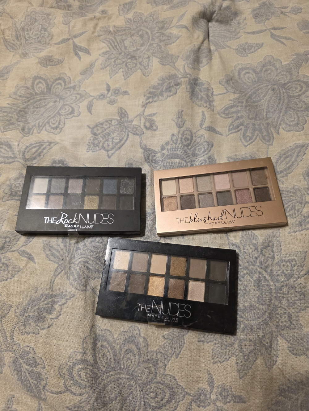 Maybelline Nudes Eyeshadow Trio – Neutral, Blush & Smoky Shades